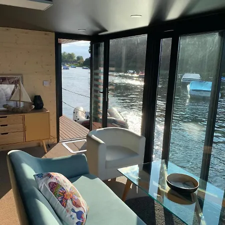 Houseboat Reina Sofia River View بوتيل