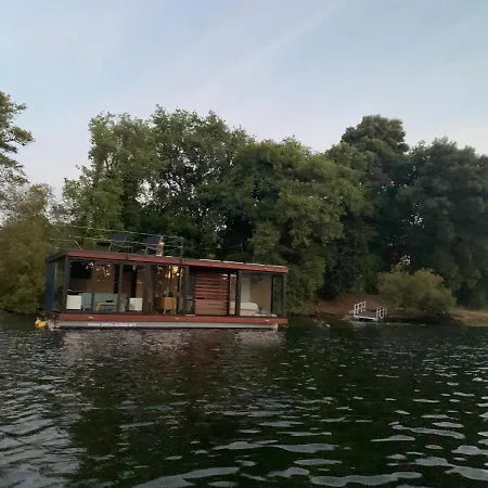 Houseboat Reina Sofia River View بوتيل *