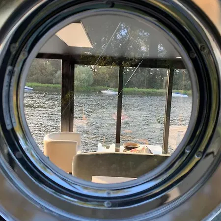 Houseboat Reina Sofia River View بوتيل Gondarém