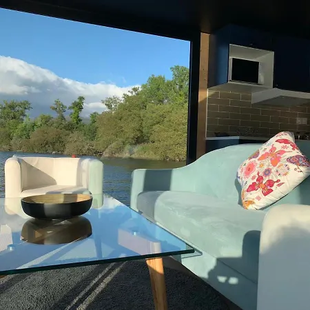 Houseboat Reina Sofia River View بوتيل