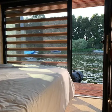 Houseboat Reina Sofia River View * Gondarém