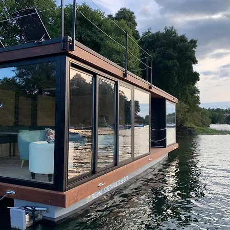 Houseboat Reina Sofia River View بوتيل *